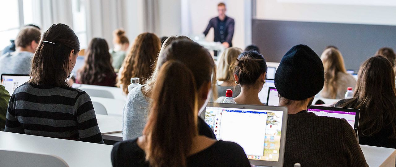 Studierende in Vorlesungssal
